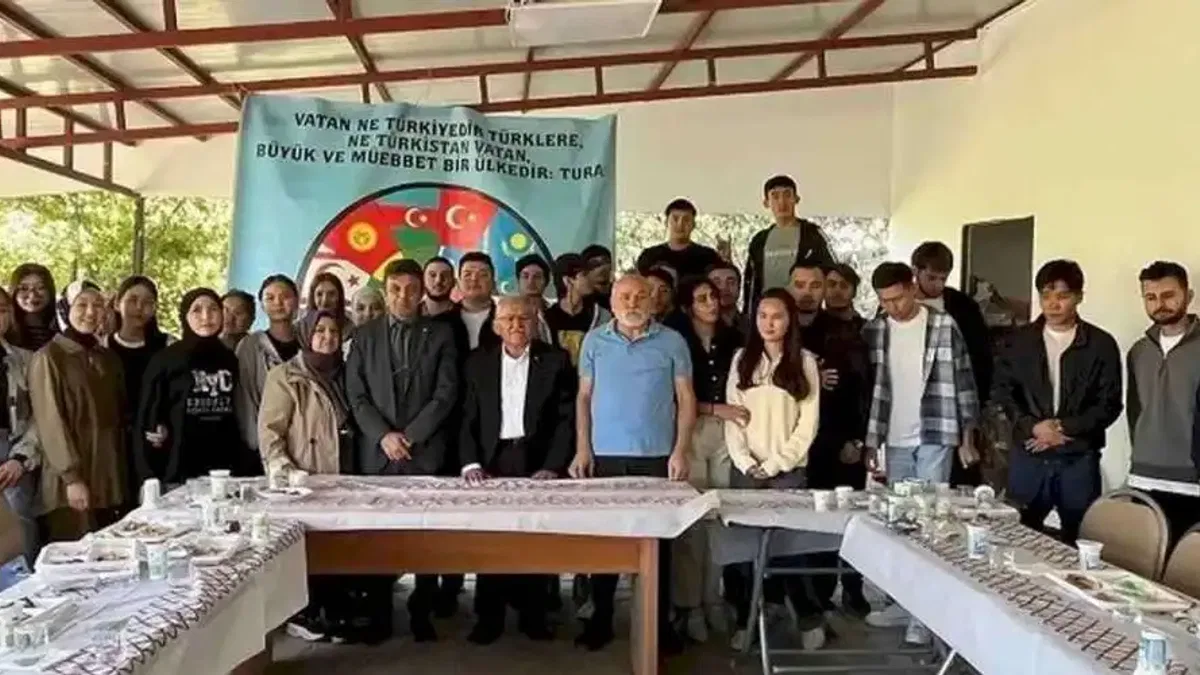 Memduh Büyükkılıç Türk Dünyası gençleriyle buluştu