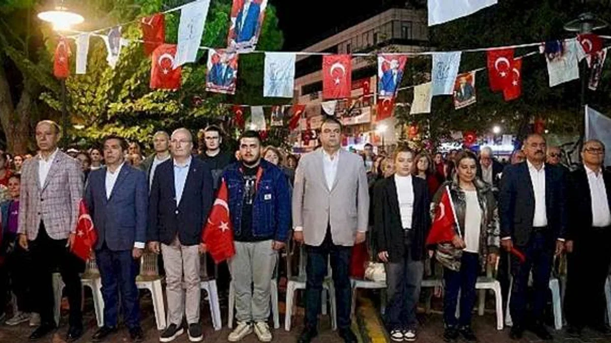 Seferihisar Belediyesi, 29 Ekim Cumhuriyet Bayramı'nın 101. yılına özel konser ve fener alayı gerçekleştirdi.
