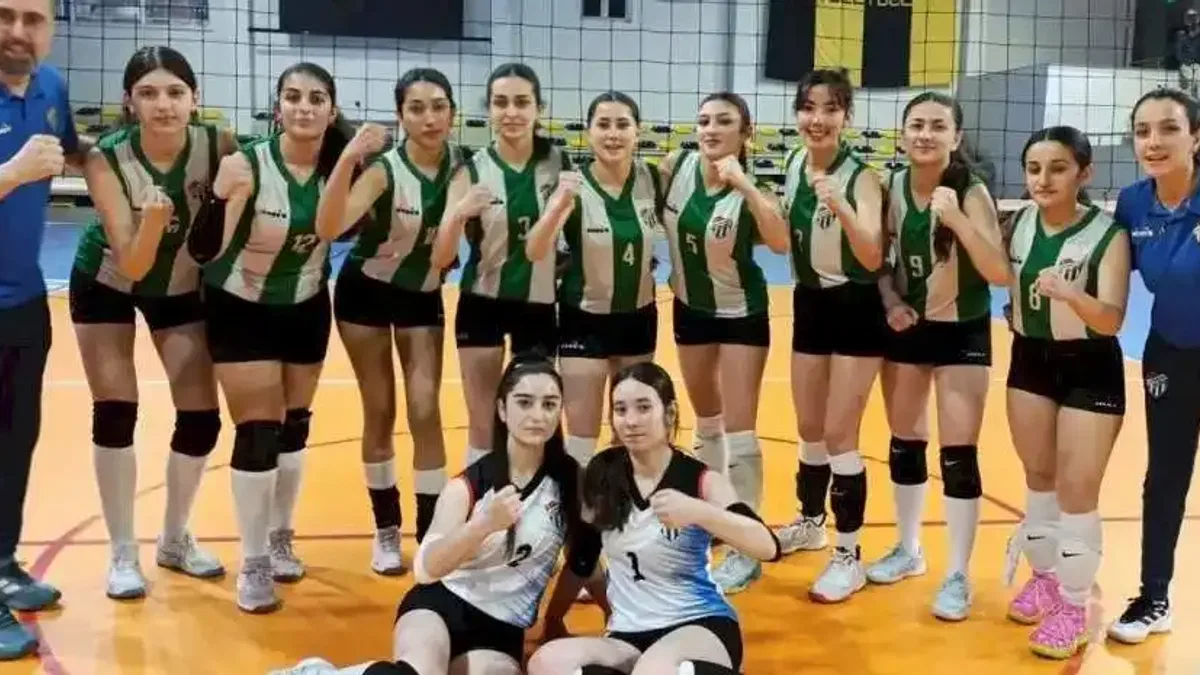 Artvin’de genç kızlar voleybolunun şampiyonu Artvinspor