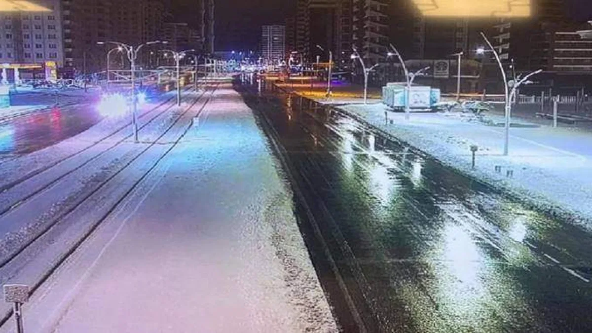Gaziantep karla mücadeleyi gece de sürdürdü