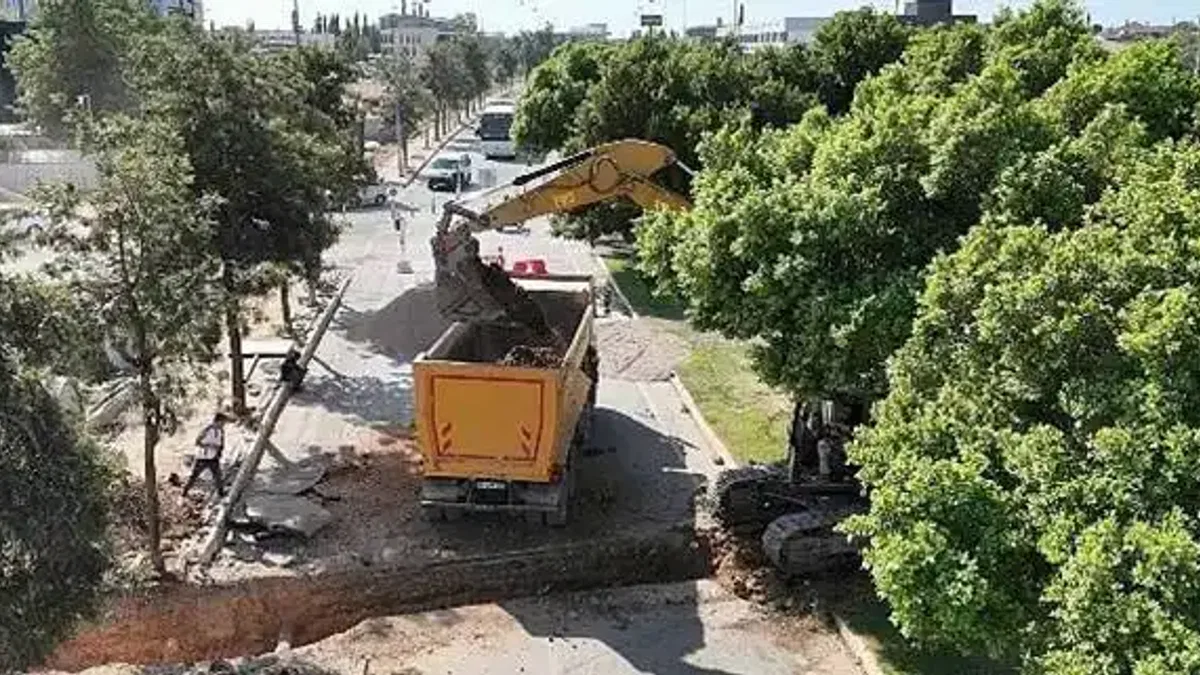 Kardeş Kentler Caddesi'nde kazalara neden olan kurp düzeltiliyor