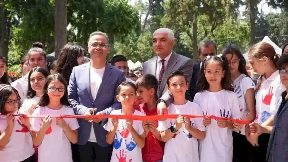 İzmir’de ''Küçük Eller Güçlü Kalemler” kitap fuarı coşkuyla açıldı