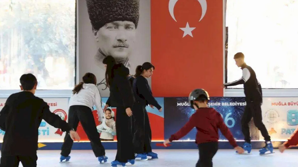 Muğla'da buz paten pistiyle yeni yılı karşılıyor