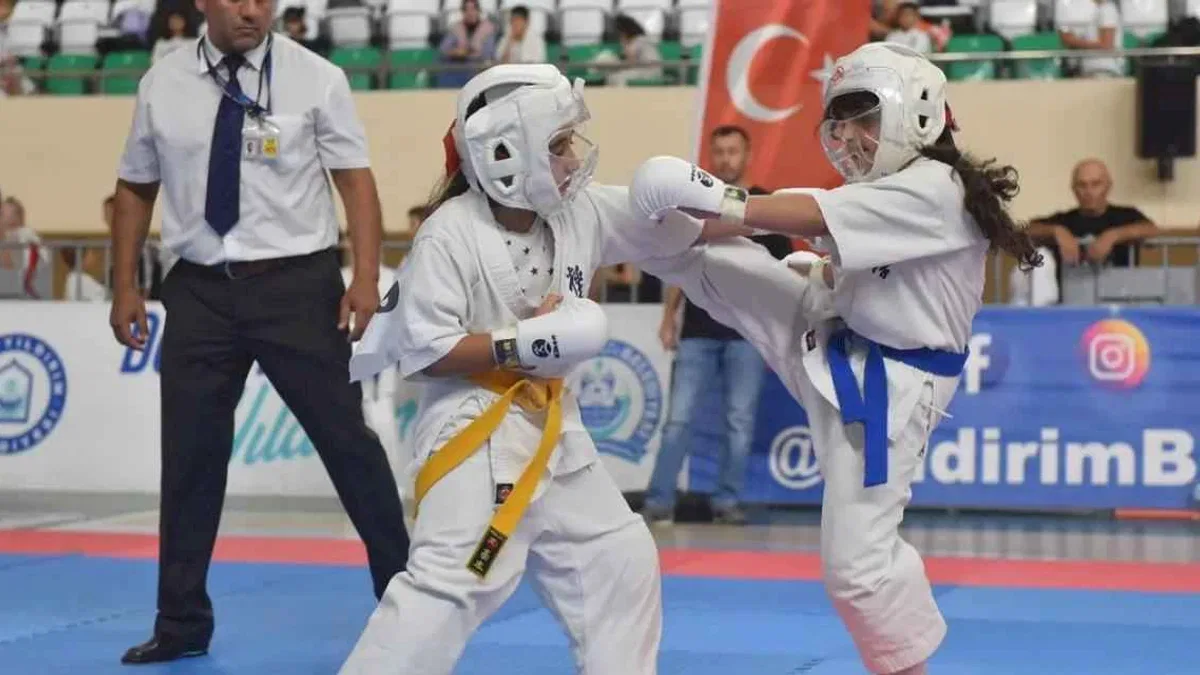 Yıldırımlı karateciler başarıya doymuyor
