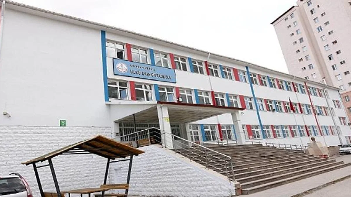 Çankaya'daki 23 ilkokul, ortaokul ve lisenin boya ve tadilatı Çankaya Belediyesinden