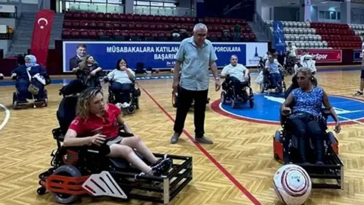 İzmir'de engeller tekerlekli sandalye futbolu ile kalktı