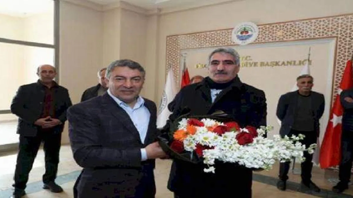 Hamza Şayir çiçeklerle karşılandı