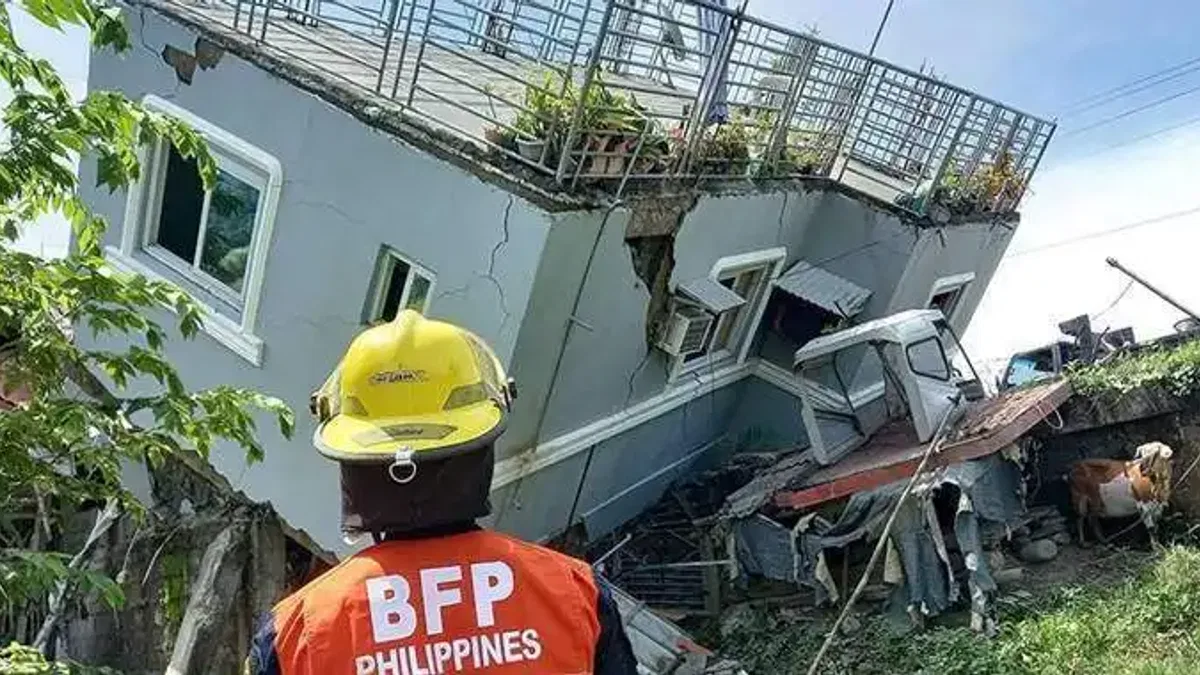 Filipinler'de 7 büyüklüğünde deprem meydana geldi