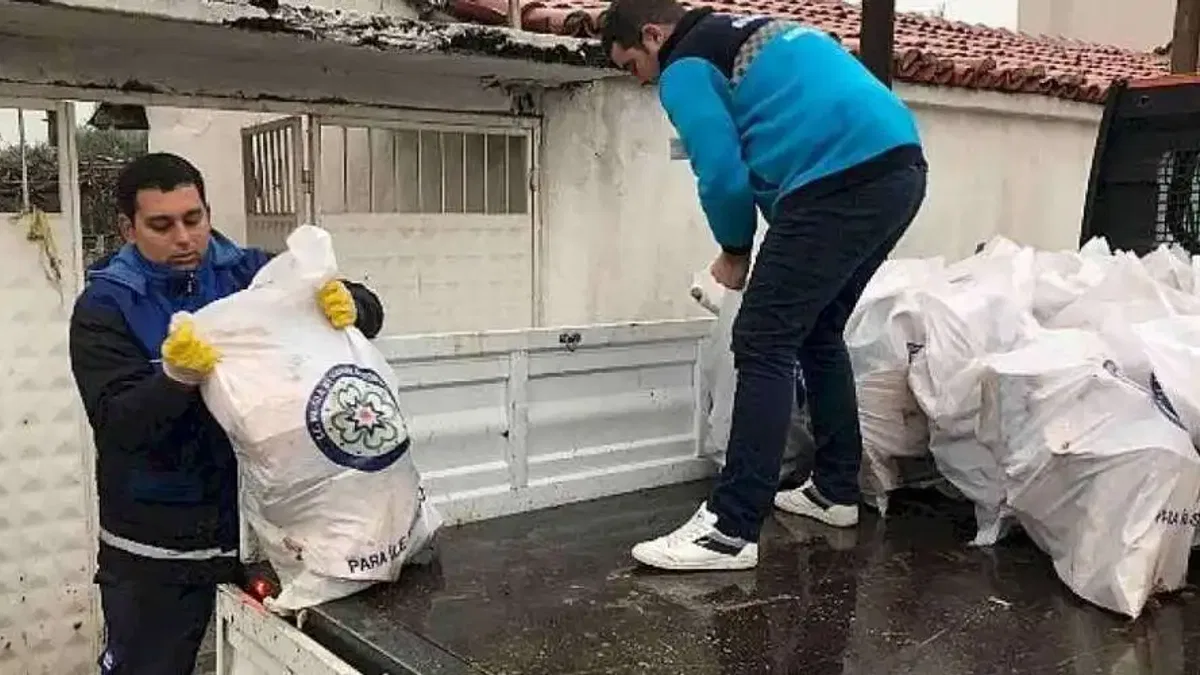 Muğla Büyükşehir Belediyesi Mezarlıkları Temizliyor, Odunlar İhtiyaç Sahiplerine Yakacak Oluyor