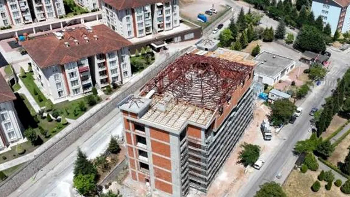 Derince Cemevinde çatı imalatı sürüyor