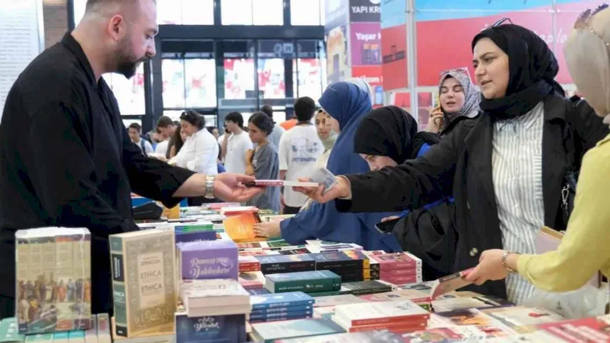 Kitap Fuarına ilgi salonlara sığmıyor