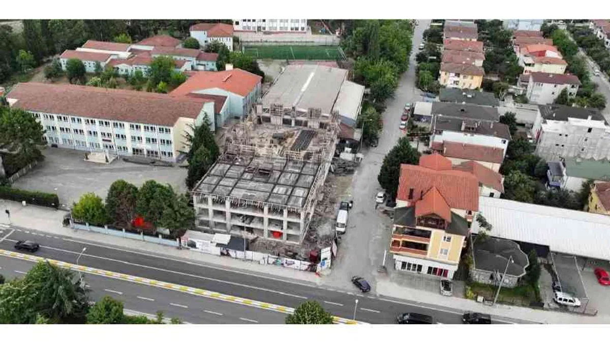 Sapanca Meydanı ve spor salonu projeleri hızla ilerliyor