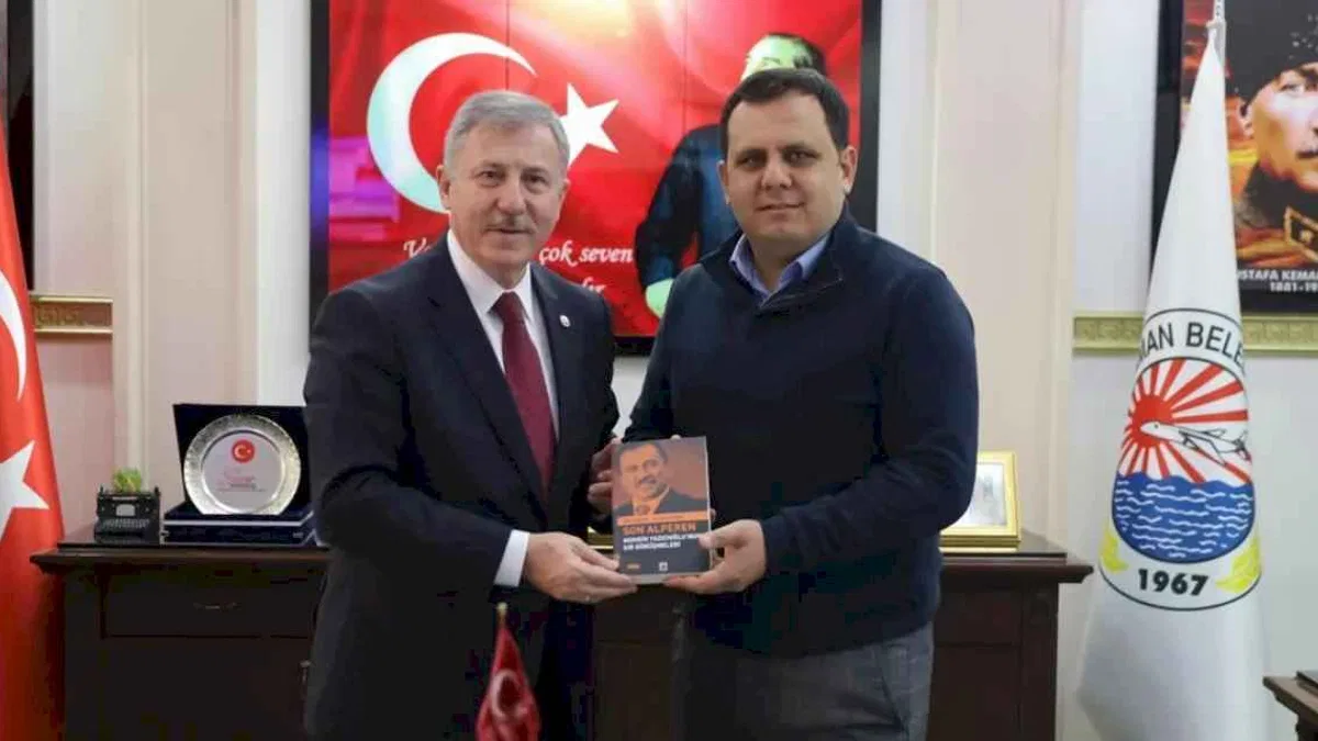 Selçuk Özdağ “Son Alperen” adlı kitabını Başkan Durmuş’a hediye etti