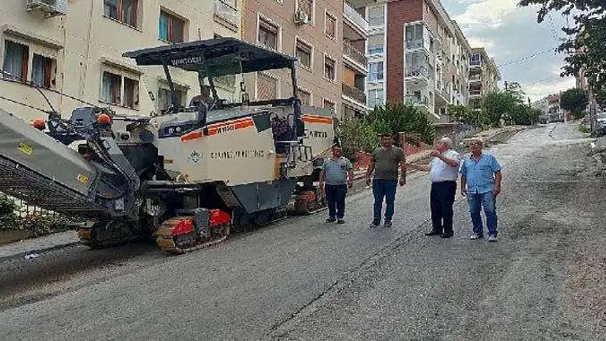 Karabağlar'da asfaltlama çalışmaları sıcak dinlemiyor