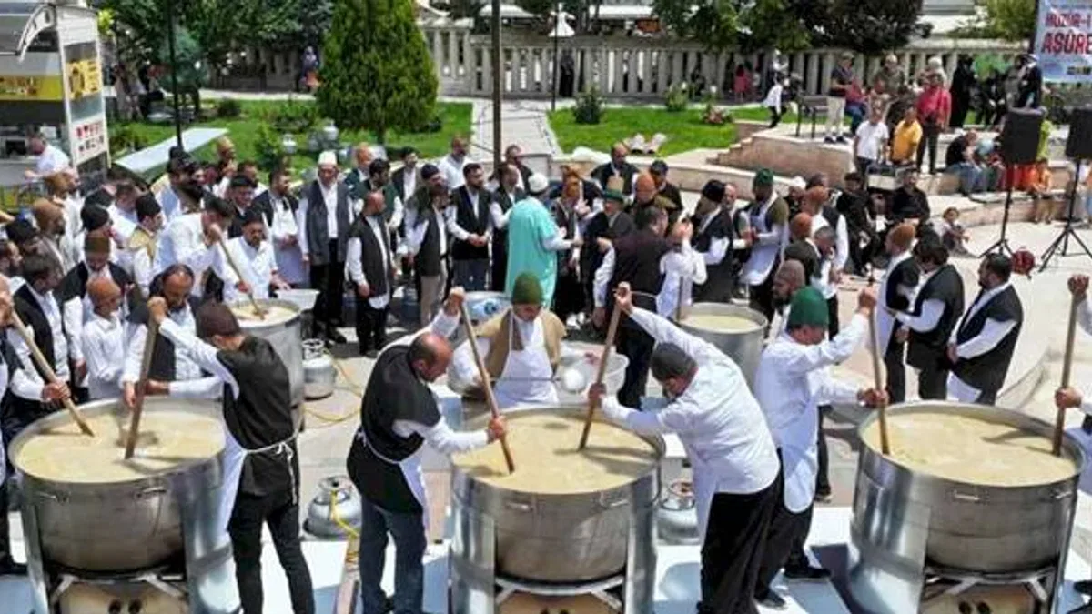 Konya'da 4 ton aşure kaynatıldı