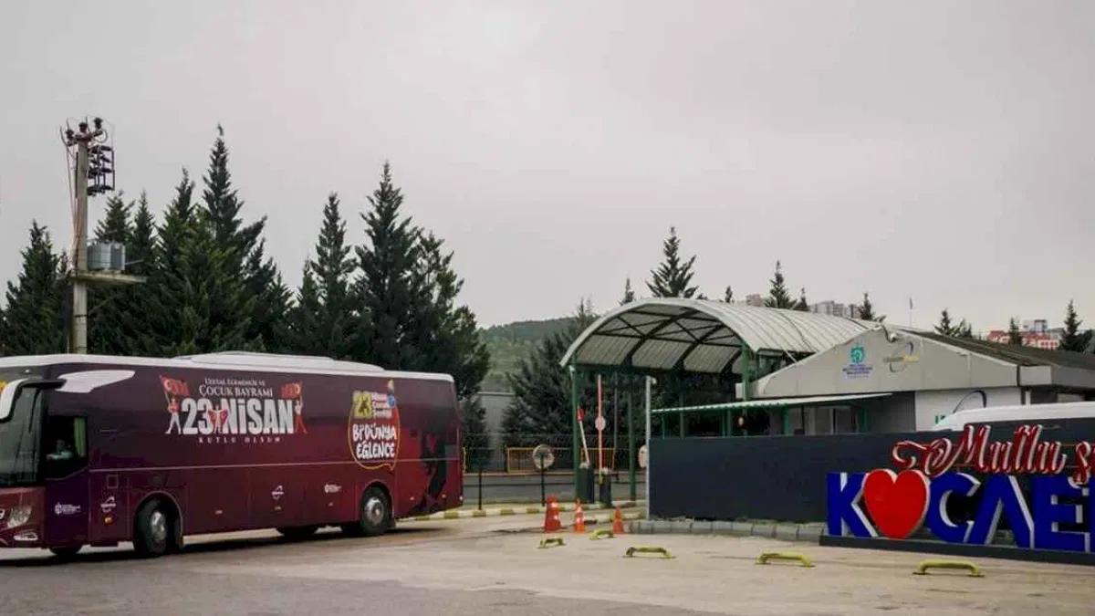 Kocaeli'de otobüs ve tramvaylar 23 Nisan'a özel giydirildi
