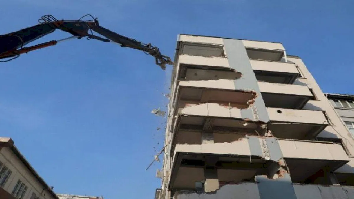 Kocaeli Büyükşehir Kınay İş Merkezi'ni yıkıyor