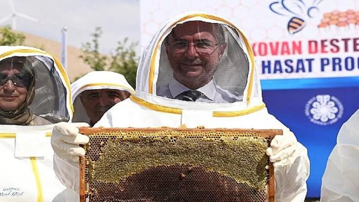 Selçuklu Belediyesi'nin destekleri ile pilot bölge Eğribayat Mahallesi'nde gerçekleştirilen arıcılık faaliyetleri kapsamında ilk bal hasadı gerçekleştirildi