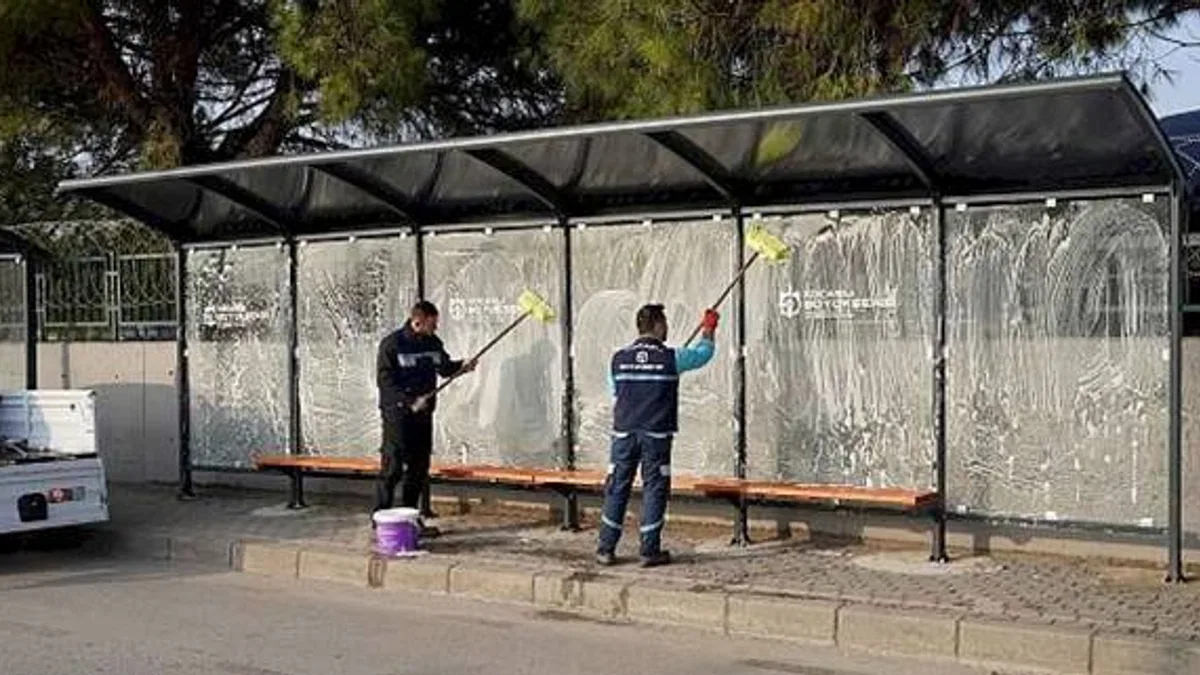 Duraklar periyodik olarak temizleniyor