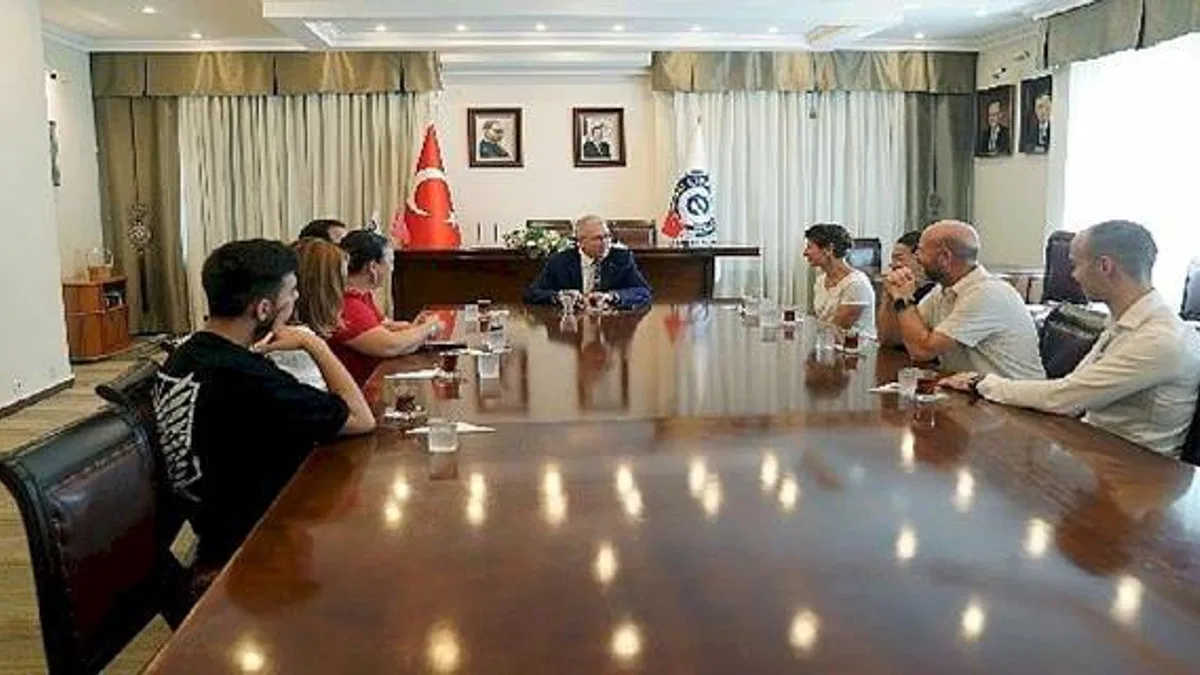 Rektör Budak, 'Zafer Yürüyüşü'ne katılan Egeli Ekibi ağırladı