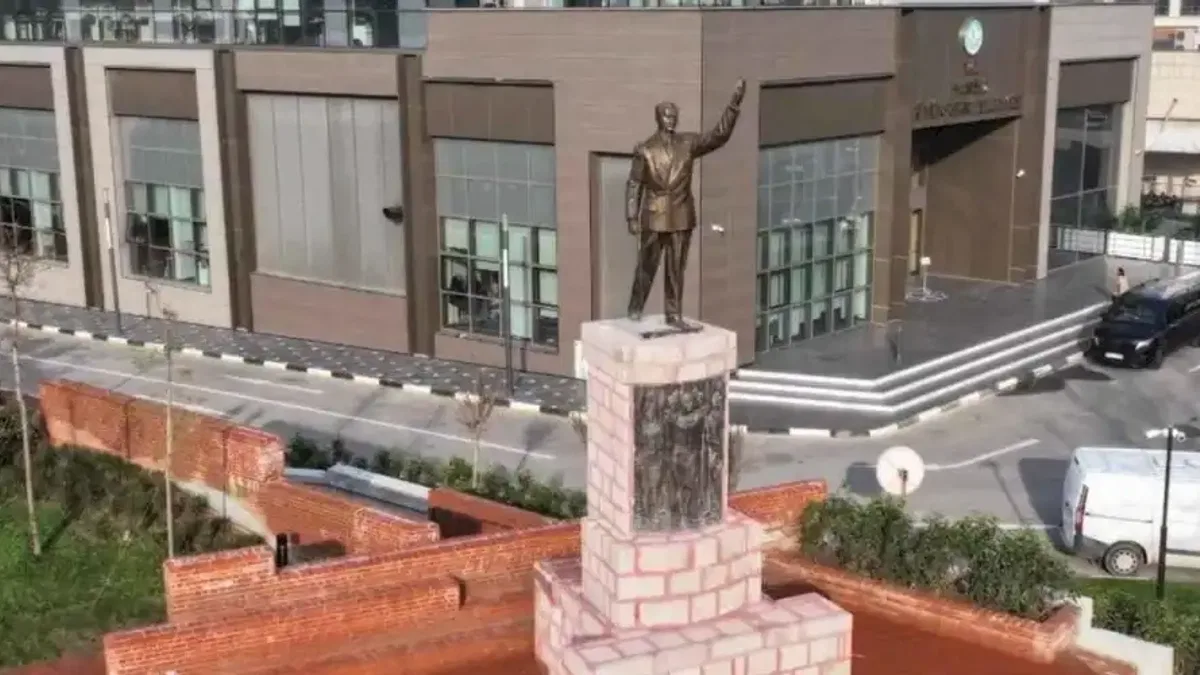 64 yıllık Atatürk Heykeli kalıcı yerine kavuştu