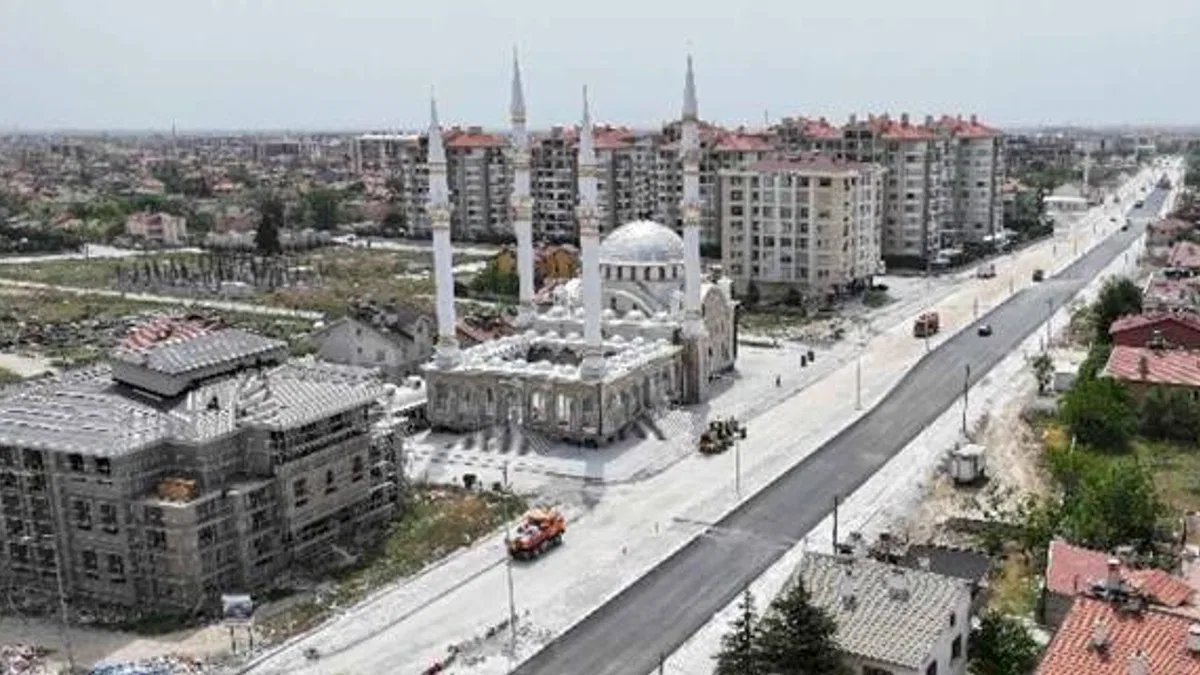 Büyükşehir Konya'da sıcak asfalt çalışmasına başladı