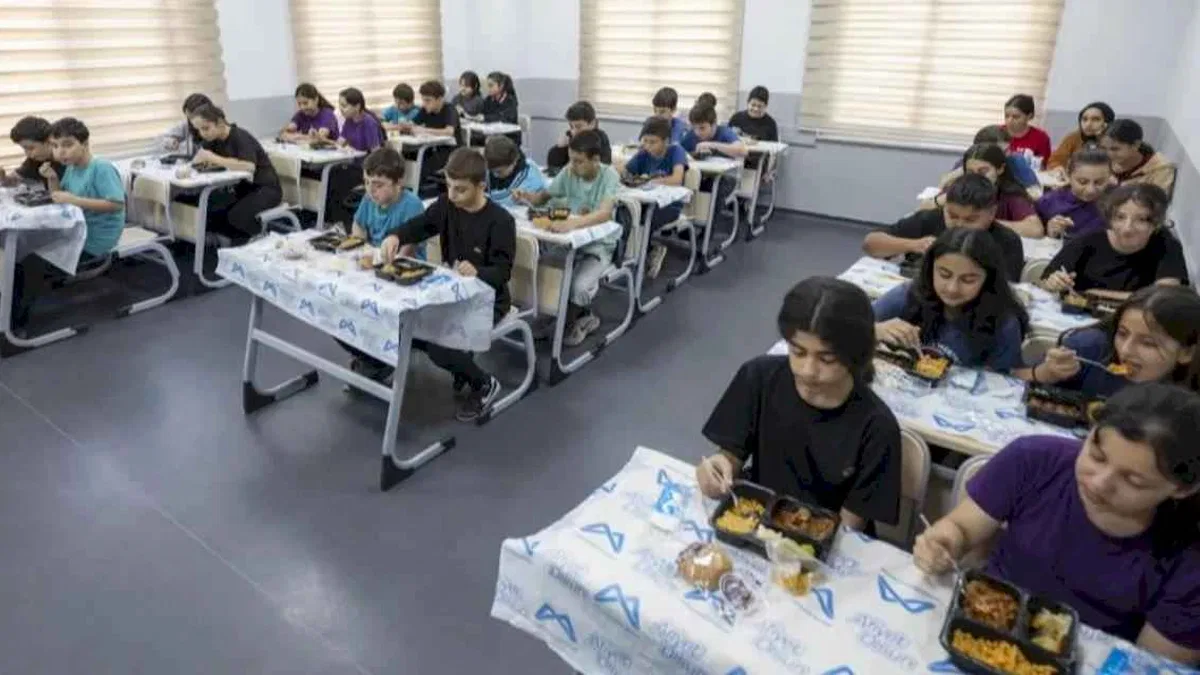 Mersin'de öğrencilere hem eğitim hem sıcak yemek desteği