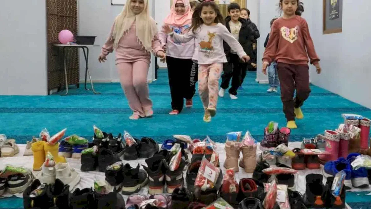 Kızılay gönüllülerinin ayakkabılara bıraktığı hediyeler yüz güldürdü