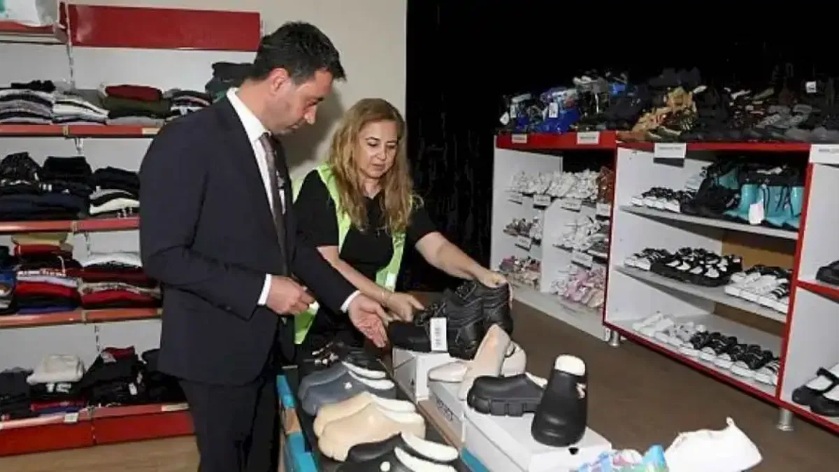 Bayraklı'da sosyal market açıldı