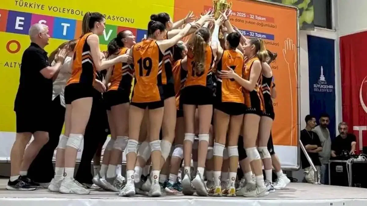 İzmir'de 'Festival Voleybol'da ilk ödüller verildi