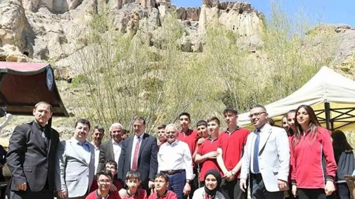 Vali Çiçek ve Başkan Büyükkılıç, Turizm Haftası’nı gençlerle kutladı