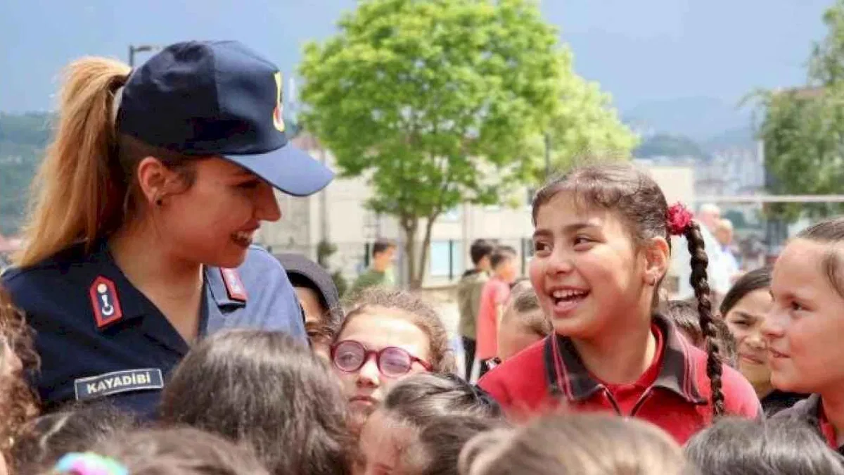 Minikler jandarma ekipleriyle eğlenceli vakit geçirdi