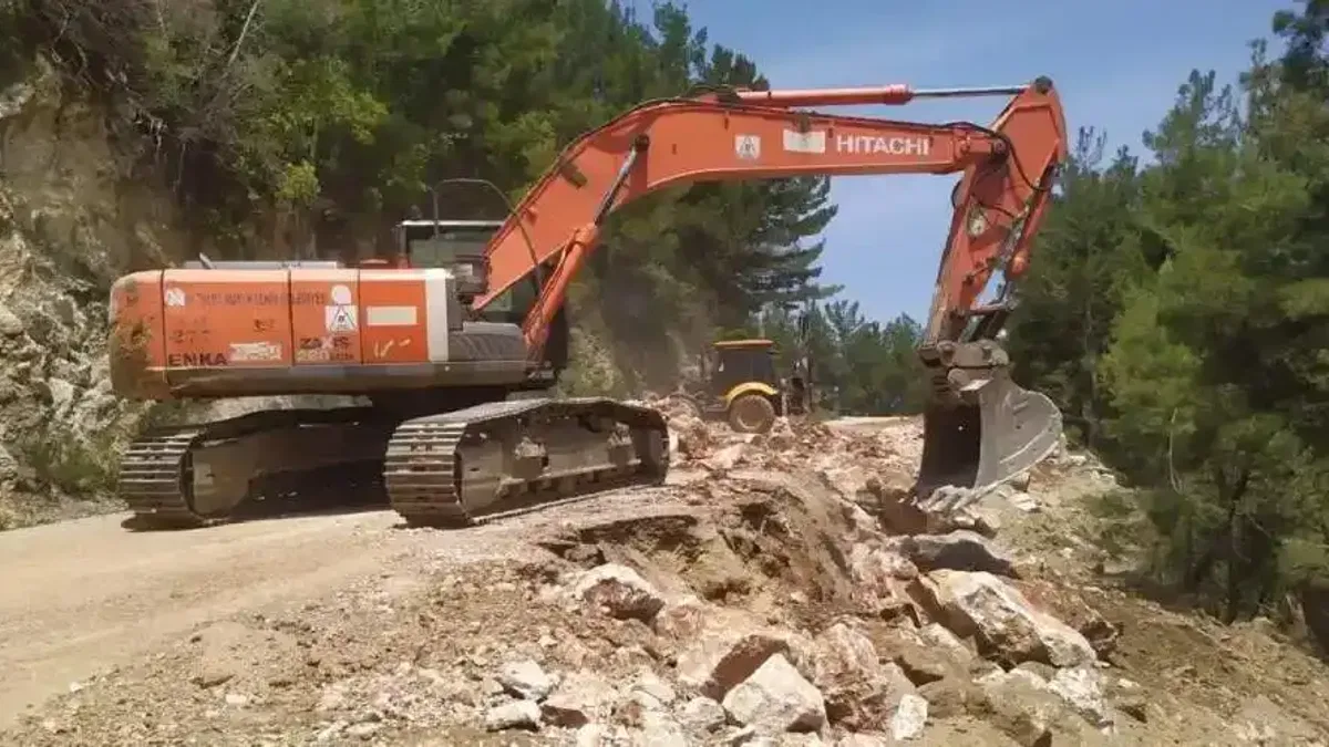 Antalya 'da Büyükşehir ekiplerinden yol mesaisi