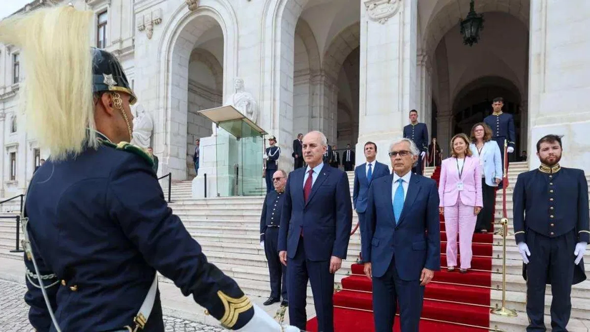 Numan Kurtulmuş Lizbon'da resmi törenle karşılandı