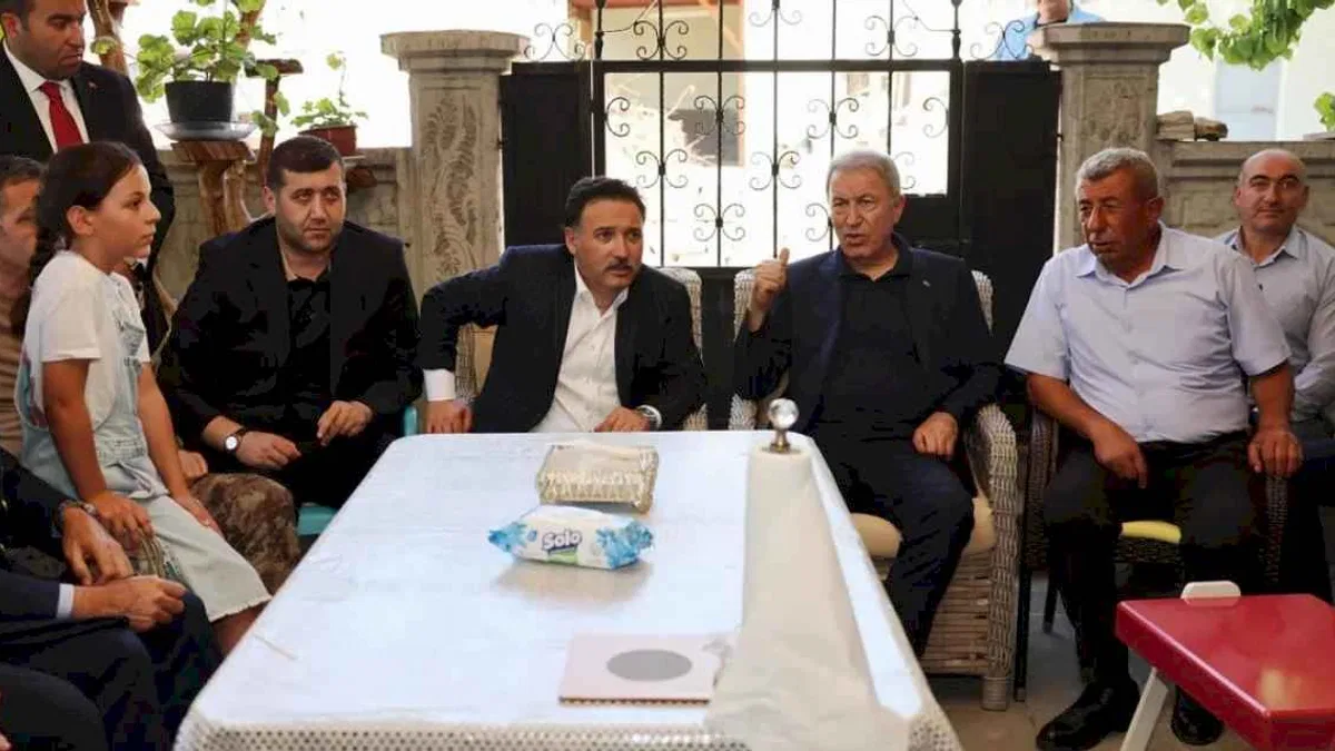 Kayseri protokolünden 15 Temmuz şehitlerinin aileleri ve kabirlerine ziyaret