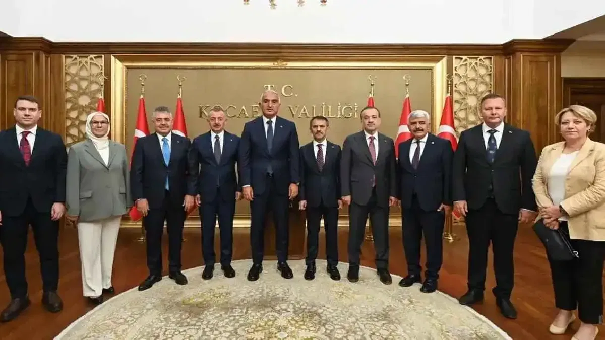 Bakan Ersoy Kocaeli'de turizm sektörü temsilcilerini dinledi