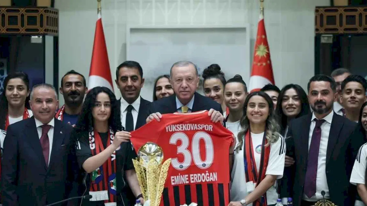 Cumhurbaşkanı Erdoğan, Yüksekovaspor Kadın Futbol Takımı’nı ağırladı
