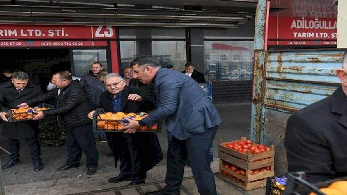 Adıyaman'a 2 yardım kamyonu