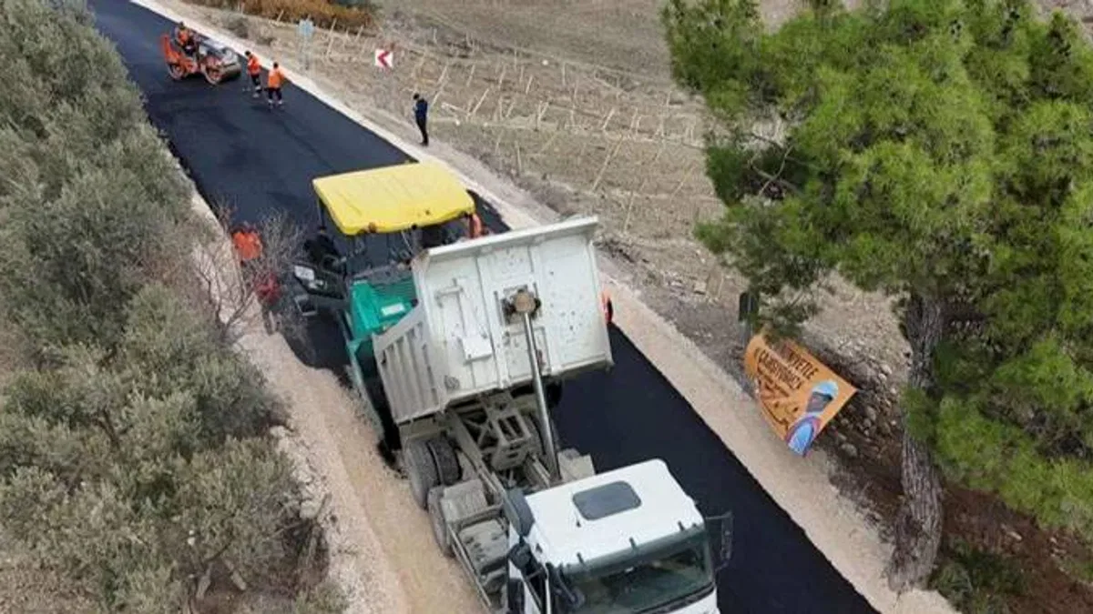 Mersin’de yol ve asfalt çalışmaları sürüyor