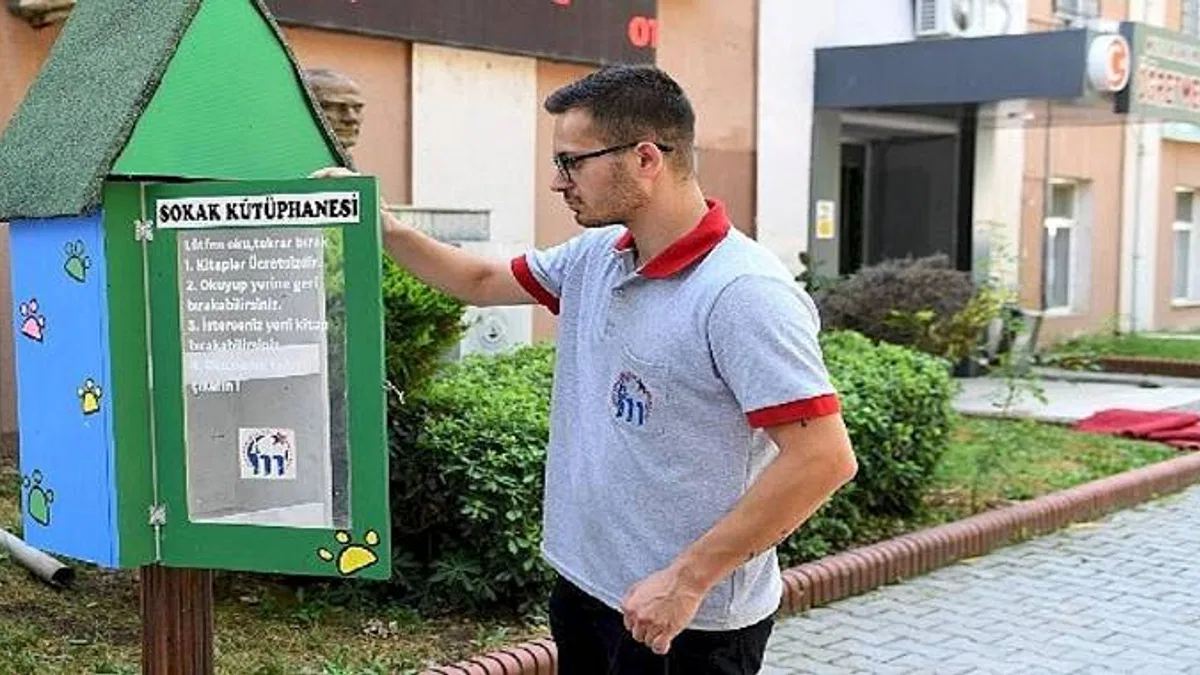 Geri Dönüşüm sokak kütüphanesi