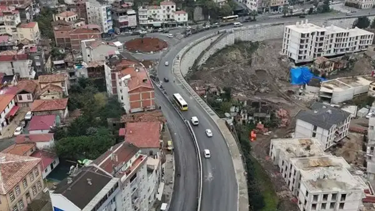 Trabzon'da yol çalışmaları gece gündüz sürüyor