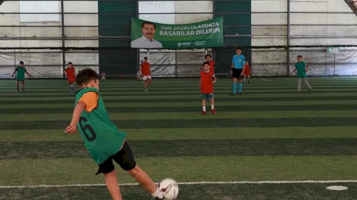 676 öğrenci sahada ter döküyor