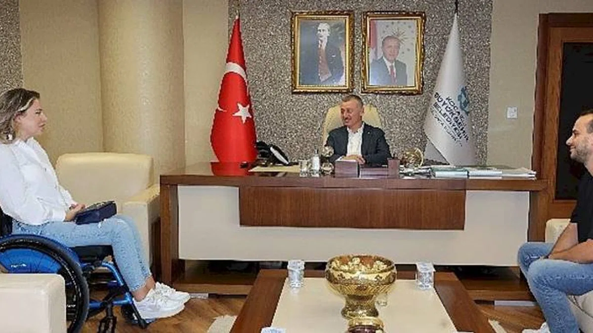 Bir Eli Direksiyonda, Diğer Eli Gaz ve Frende