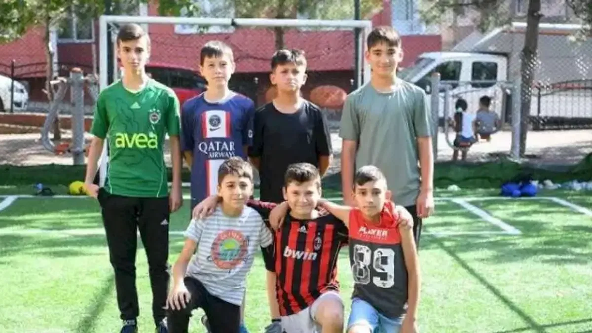 Çayırovalı gençler tatillerini halı sahalarda geçiriyor