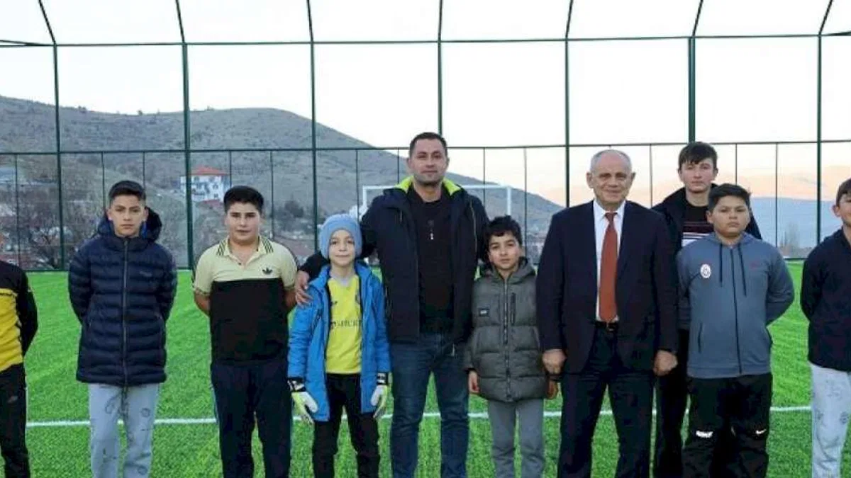 Kayseri Yahyalı'dan spor severler için halı saha