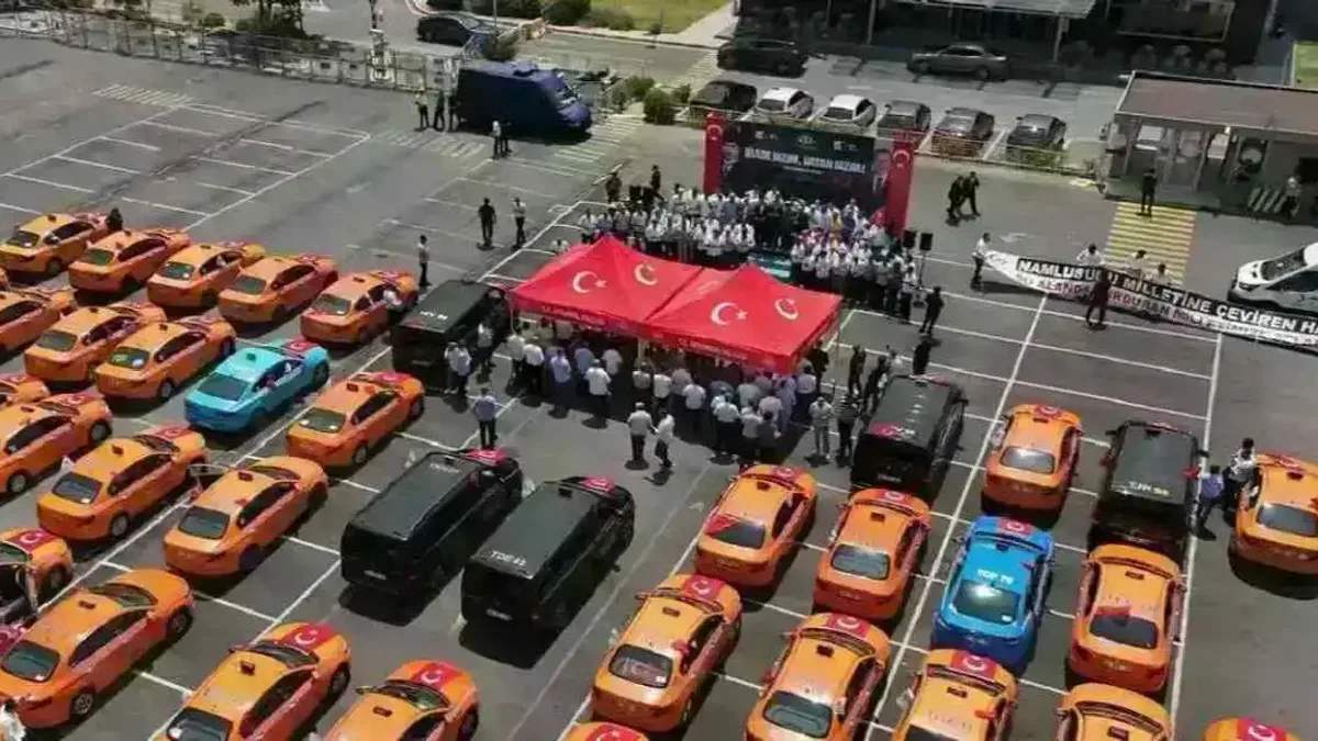 İstanbul'da 253 taksilik 'Demokrasi Konvoyu'