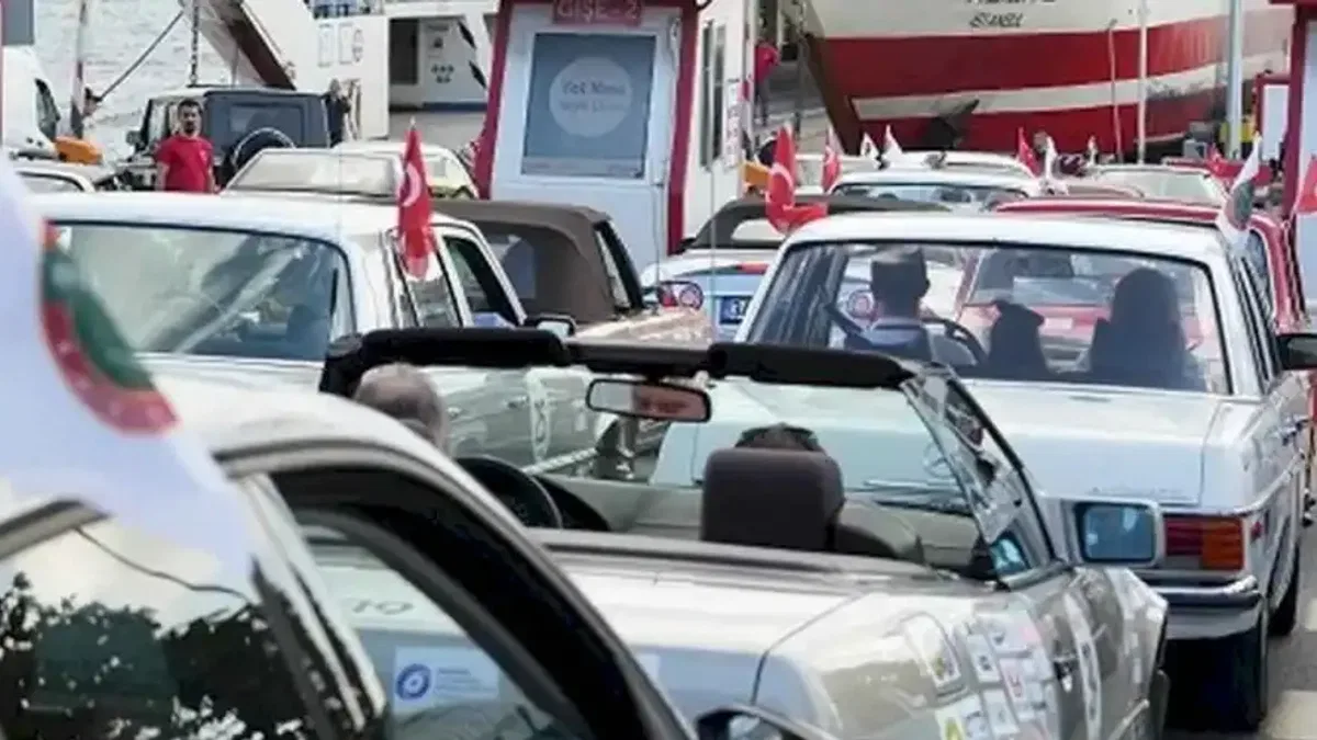 Nostaljik araçlara yol arkadaşı oldu