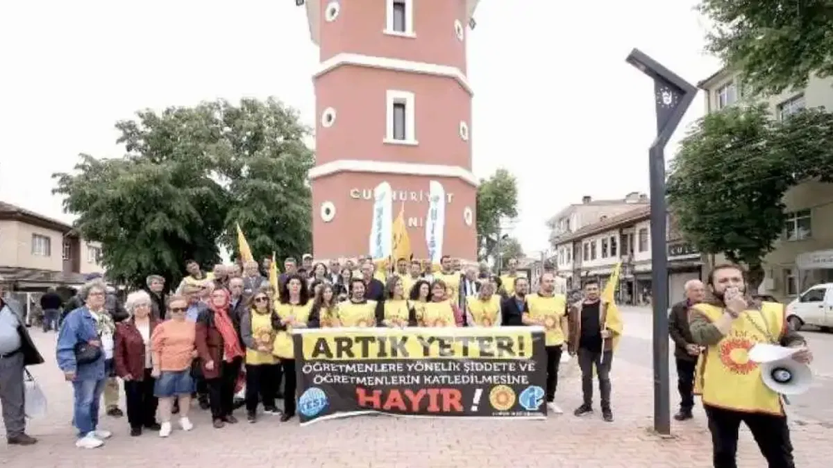 Öğretmene şiddete düdüklü alkışlı protesto