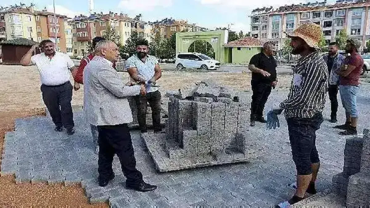 Yahyalı'da yeni açılan yollara parke döşeniyor
