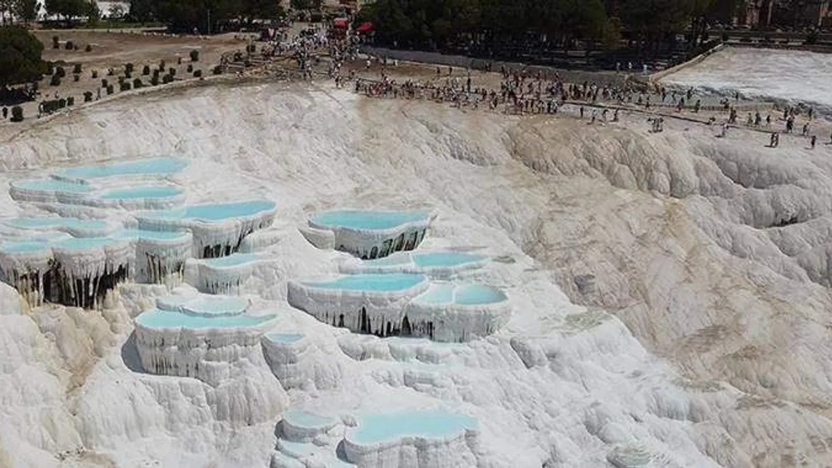 Pamukkale yaz sıcaklarında da turistlerin gözdesi